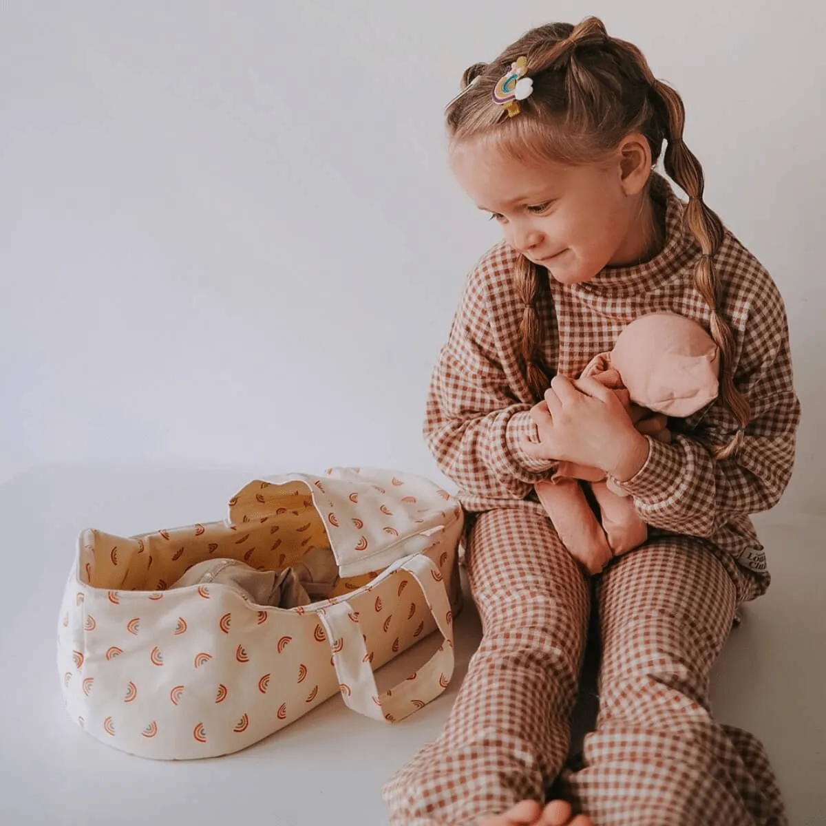 Olli Ella - Dinkum Dolls Carry Cot Rainbow Print