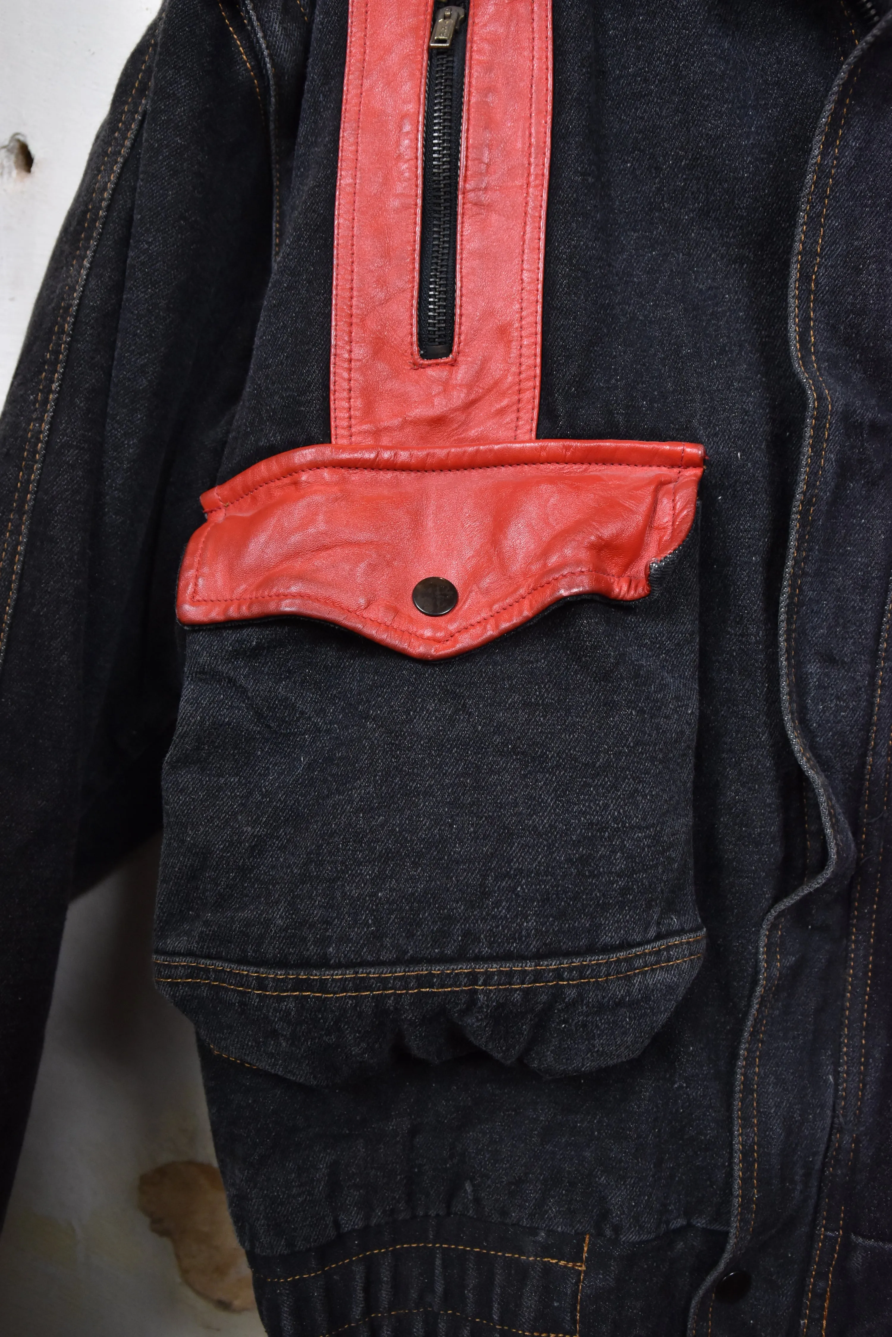 Upcycling schwarze Denimjacke mit roten Leder Details, neu, Gr. L