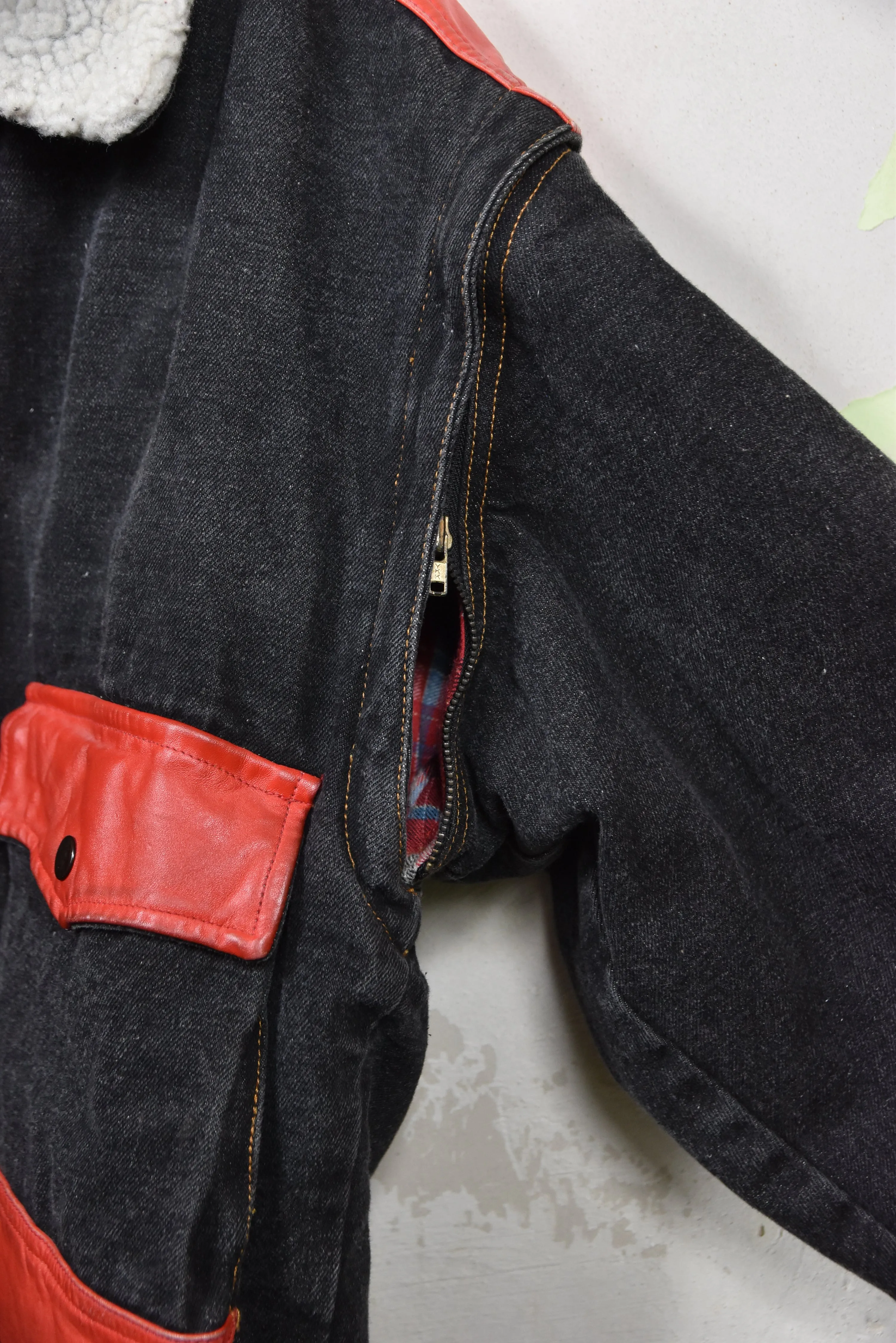 Upcycling schwarze Denimjacke mit roten Leder Details, neu, Gr. L