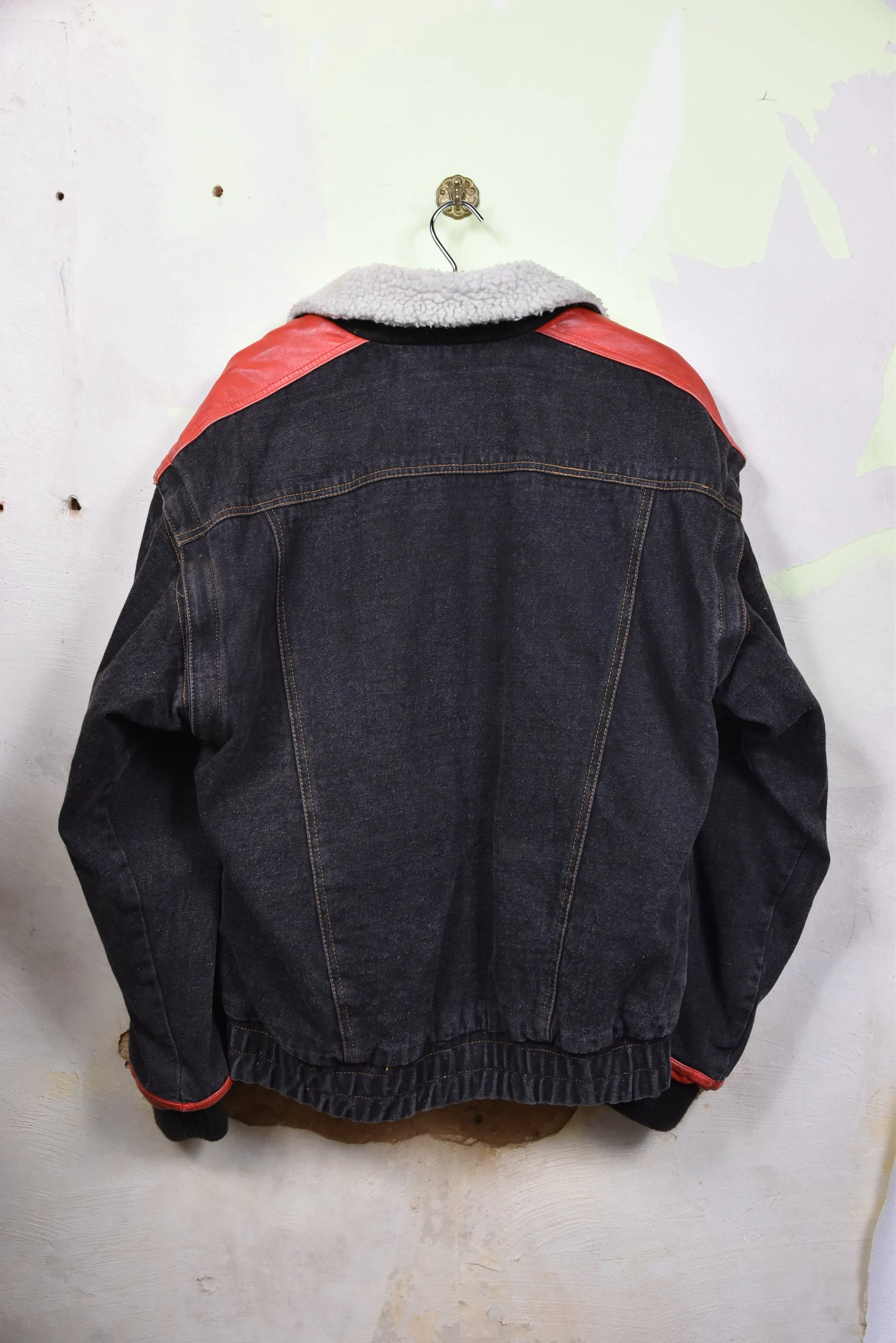 Upcycling schwarze Denimjacke mit roten Leder Details, neu, Gr. L