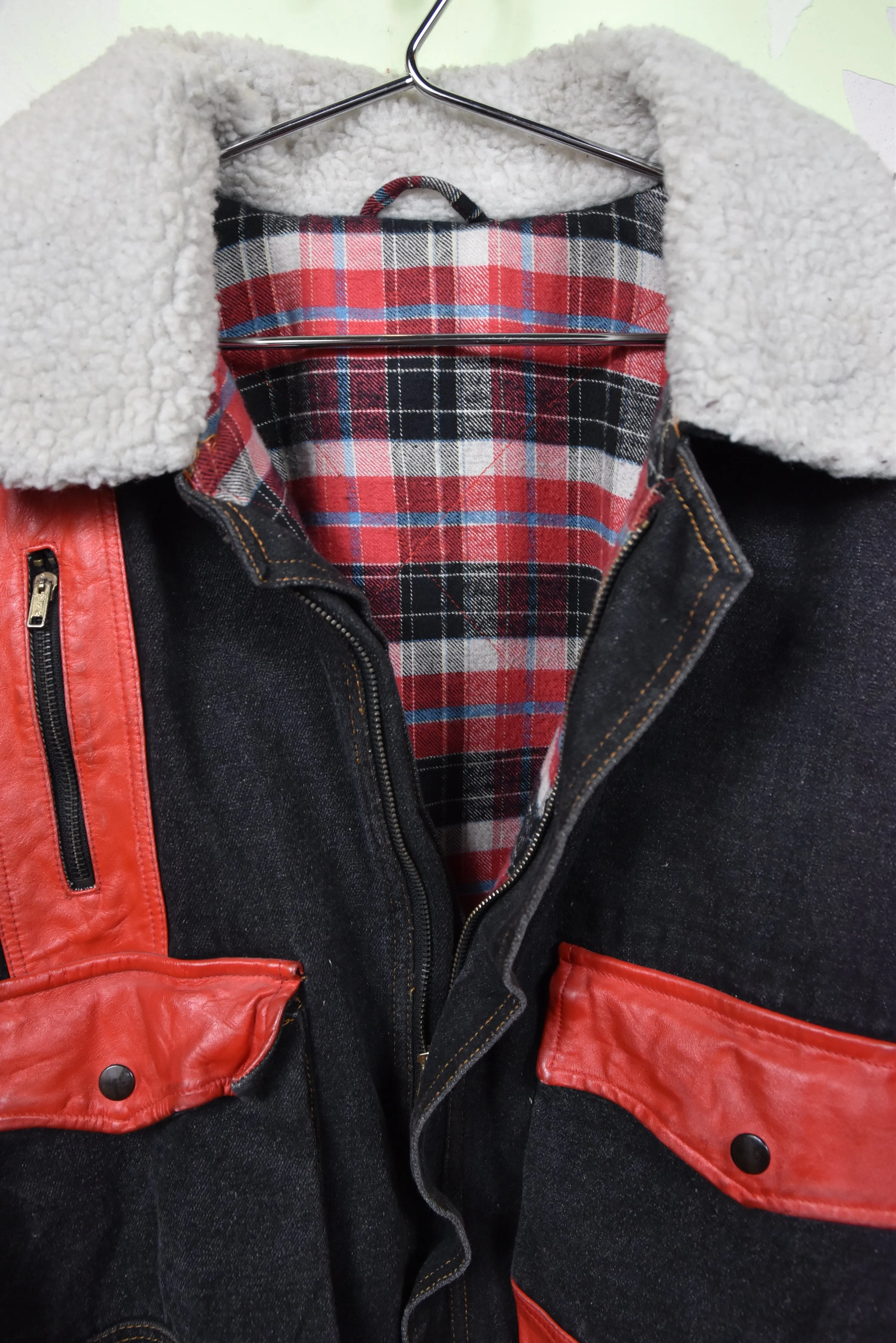 Upcycling schwarze Denimjacke mit roten Leder Details, neu, Gr. L