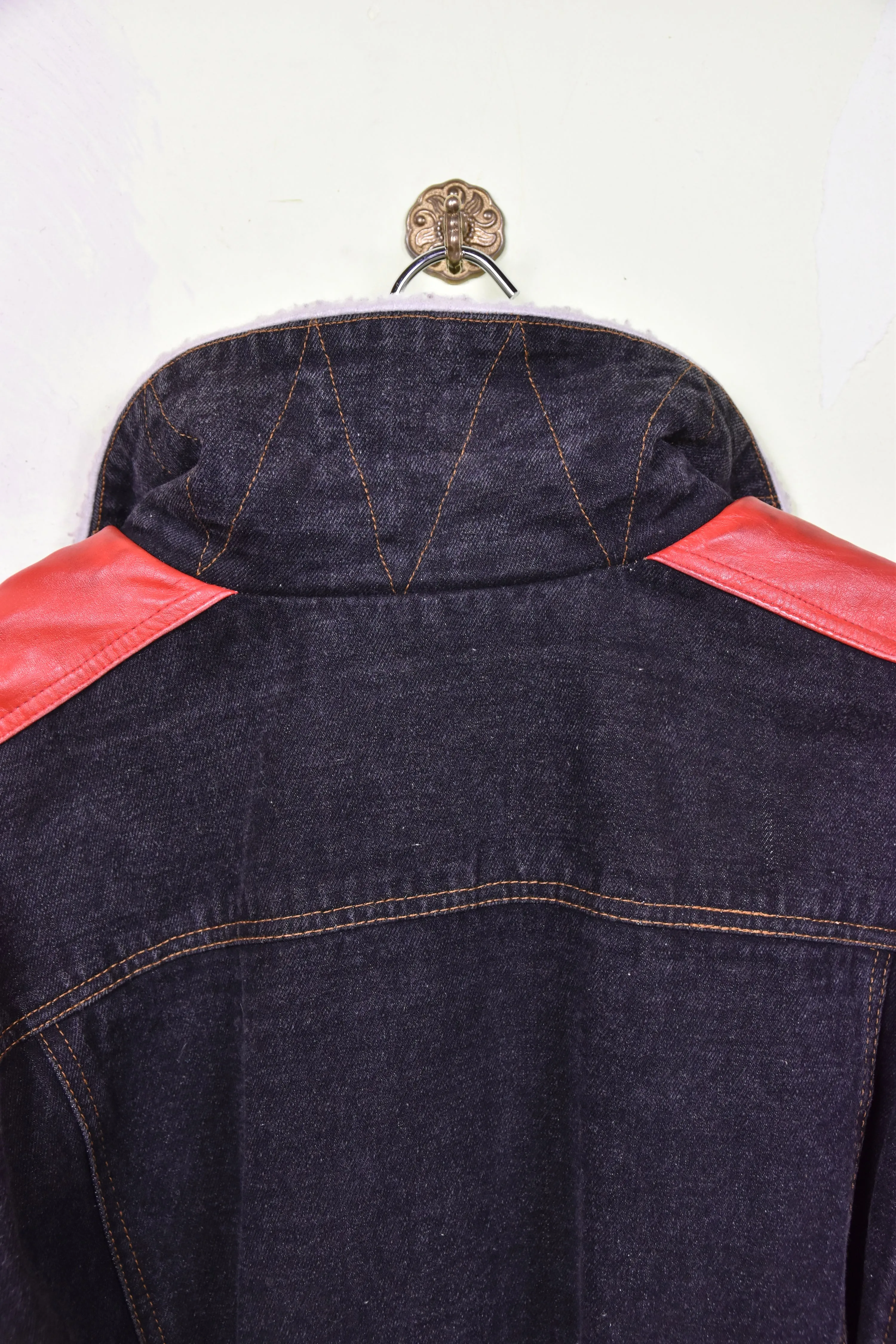 Upcycling schwarze Denimjacke mit roten Leder Details, neu, Gr. L