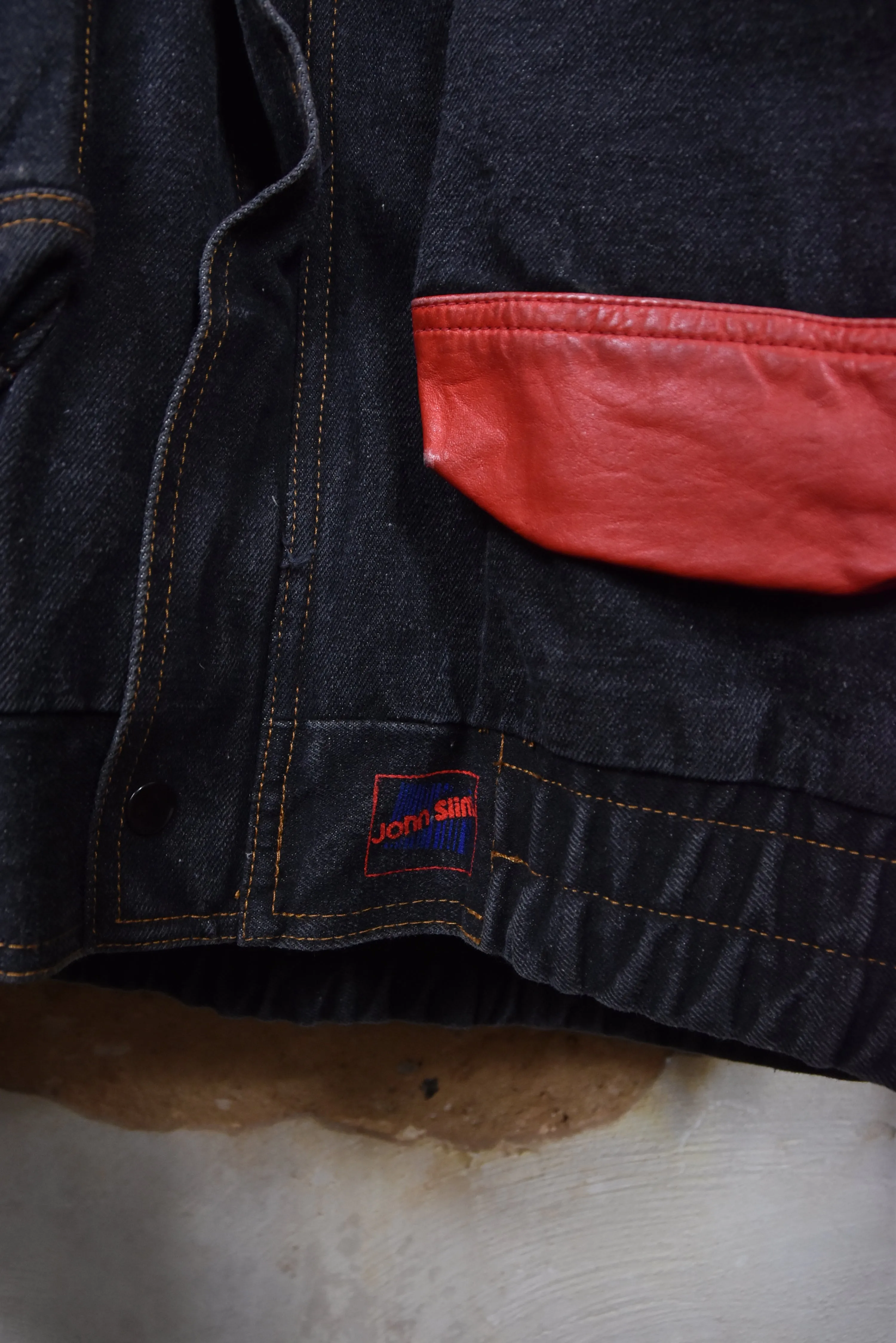 Upcycling schwarze Denimjacke mit roten Leder Details, neu, Gr. L