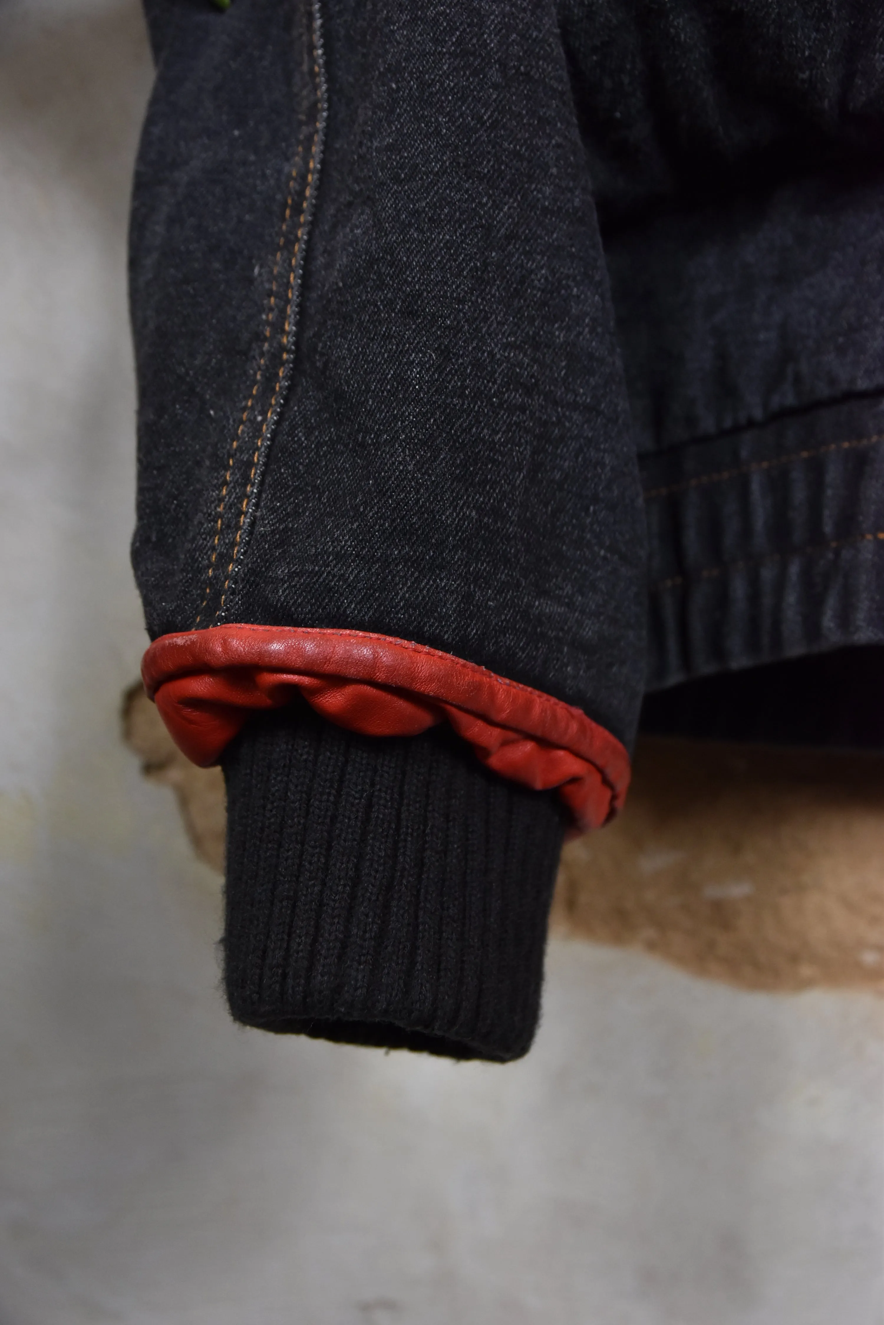 Upcycling schwarze Denimjacke mit roten Leder Details, neu, Gr. L